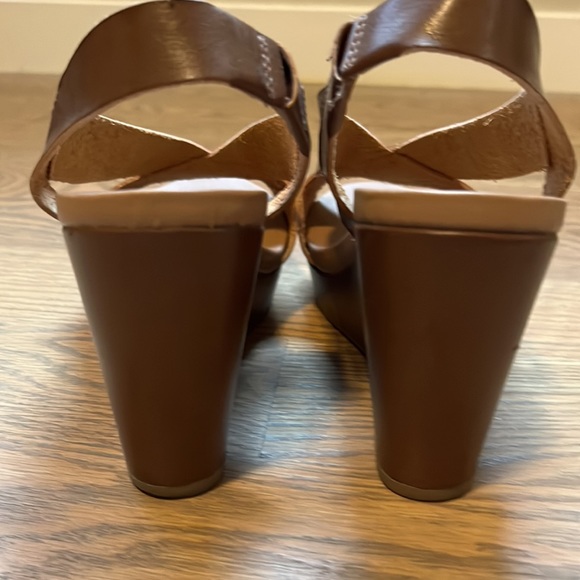 Dr. Scholls tan sandals - Picture 3 of 5